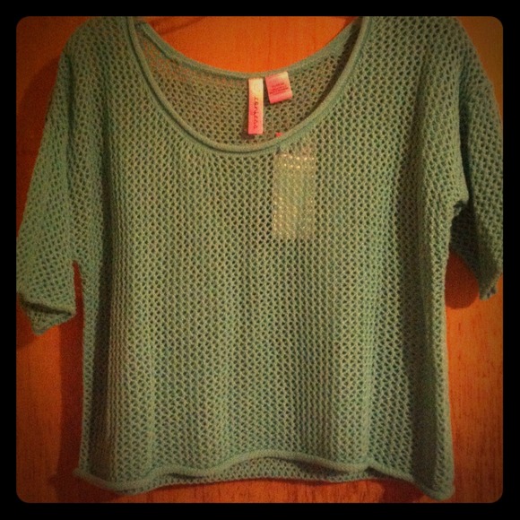 🎀BUNDLED🎀JRs LRG LOOSE KNIT CROPPED TOP. NEW