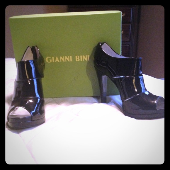 Gianni Bini booties