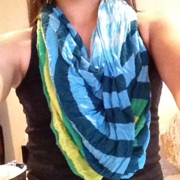 ❌SOLD❌Fun scarf!