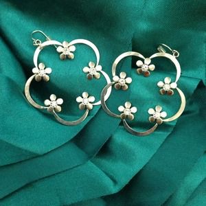 ⛔️SOLD⛔️ Blingy silver flower earrings