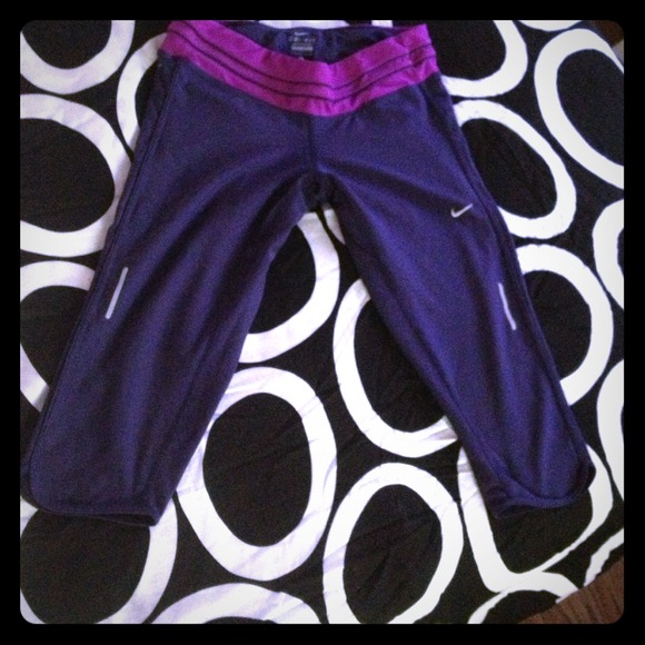 SOLD!! Nike dry fit running capri