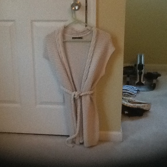 Limited sweater vest with tie belt