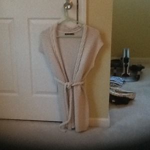 Limited sweater vest with tie belt