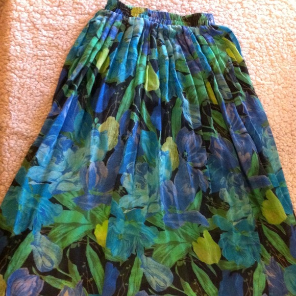 Hold for scritchscratch ......floral skirt