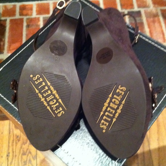 *REDUCED* Seychelles Brown Felt Wedge Sandal - Picture 4 of 4