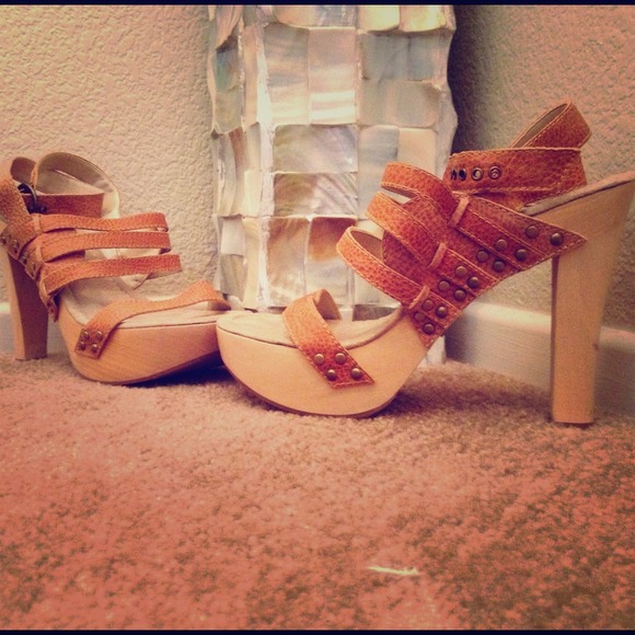 Steve Madden Shoes - HOT tan leather & wooden stack heels!