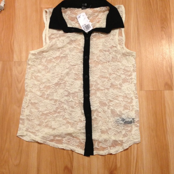 Sleeveless black and white lace top with collar