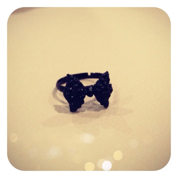 Jewelry - Vintage Black Bow Ring