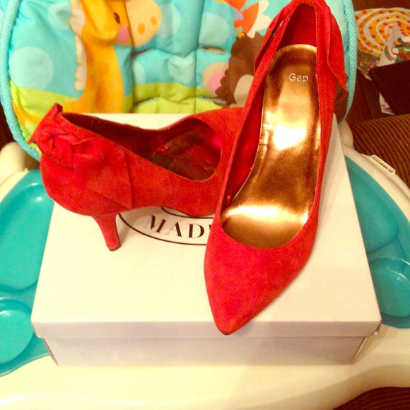 💲REDUCED💲Red back bow pumps