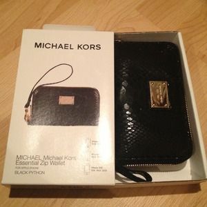 Michael kits essential zip wallet
