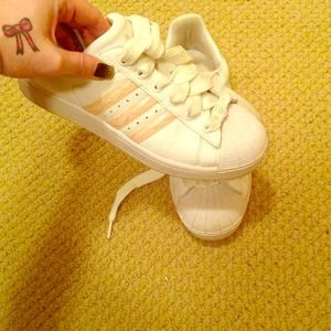 Size 7 Adidas shell toes w/ pink stripes
