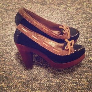 Unique shoe with wooden heel 8.5