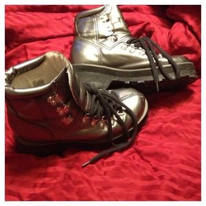 Silver lace up boots👈