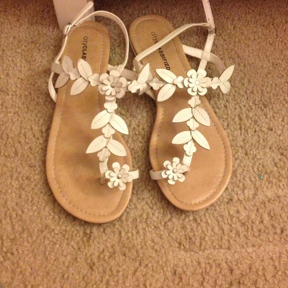 City classified sandals!