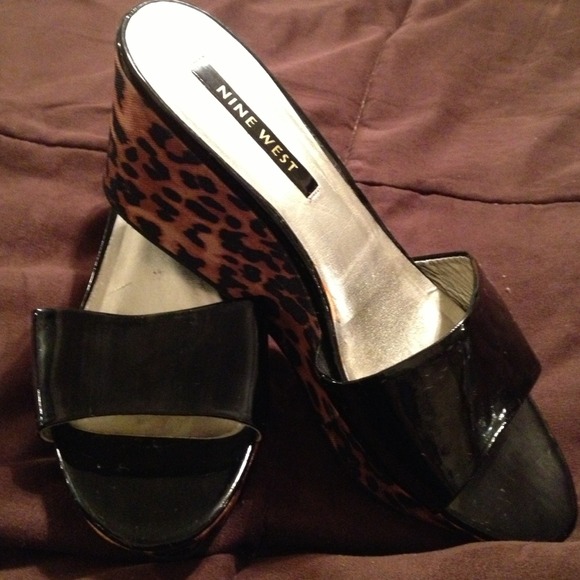 Nine West Patent black leopard slides