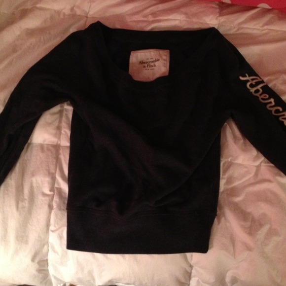 Blue sweater & grey hollister shirt! Reserved!