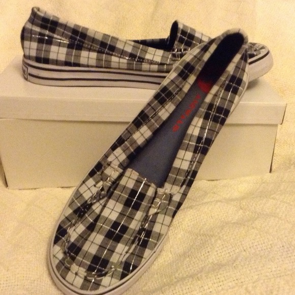 Super cute Plaid Airwalk loafers