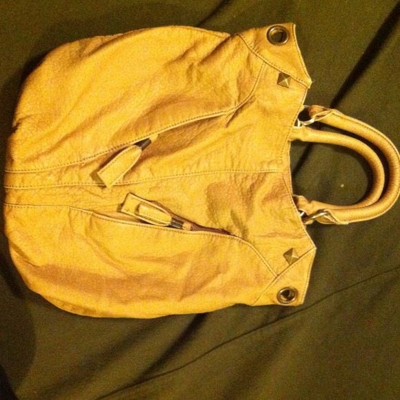 Bueno. Tan bag.