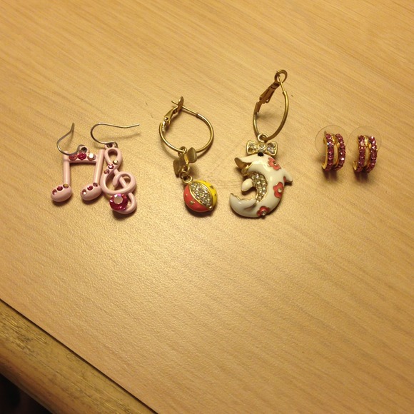 A set of 3 pairs of stylish earrings - Picture 1 of 4