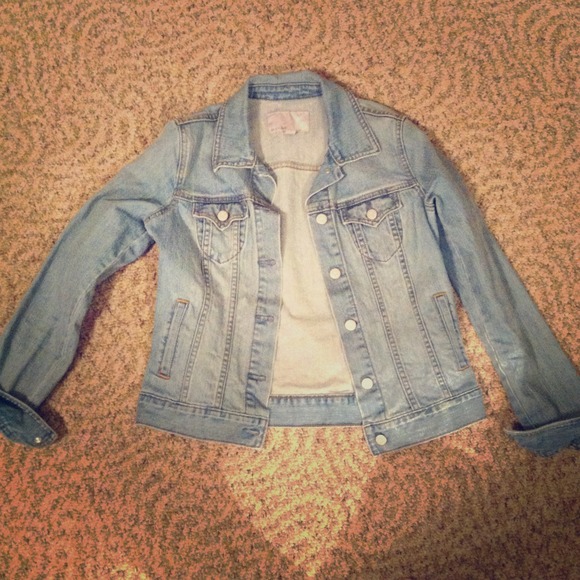 Old navy light wash denim jacket!!