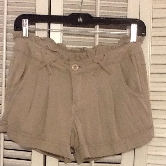 Khaki Shorts with Pleats 🌞