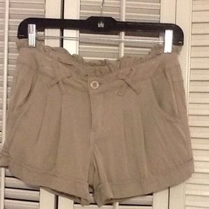 Khaki Shorts with Pleats 🌞