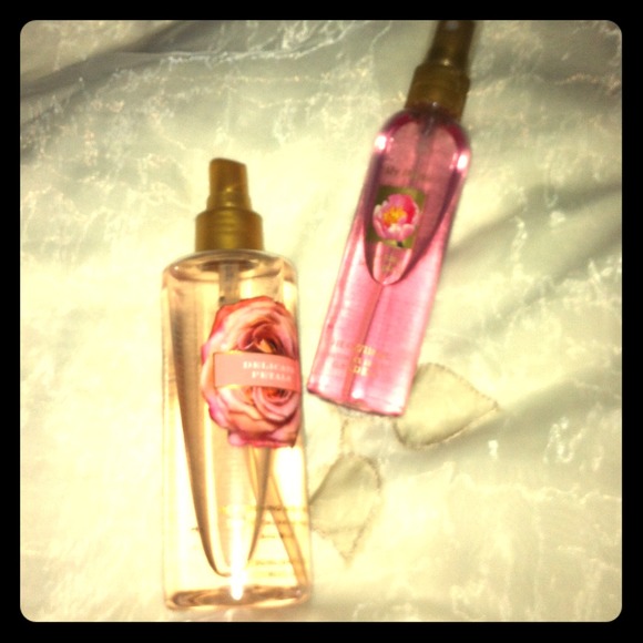 🎉🎉 reduced 🎉🎉Victorias secret body mist.