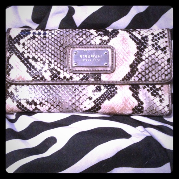 SOLD 💵 Nine West Wallet