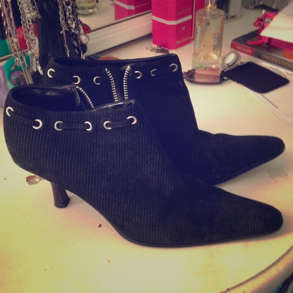Nine west Pointed booties