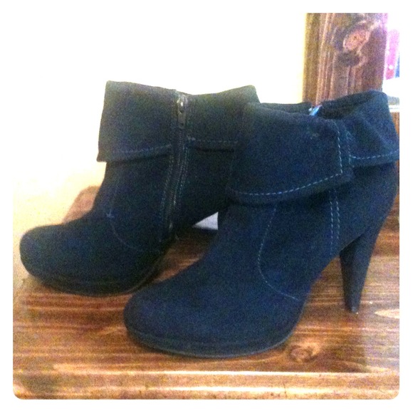 Suede navy blue booties