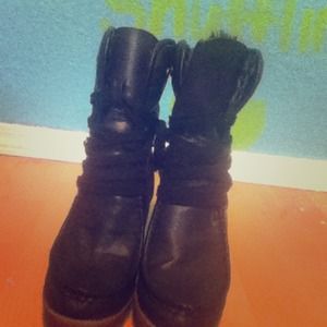 Am selling mossimo supply co boots only worn once