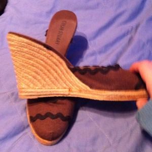 Super cute brown and black wedges!!