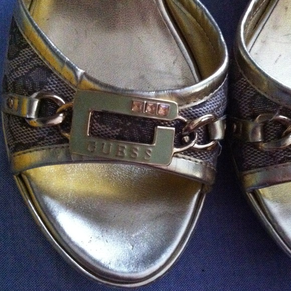 Gold guess wedges - Picture 3 of 4