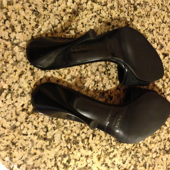 ❣SOLD on Tradesy❣Authentic Gucci heels - Picture 4 of 4