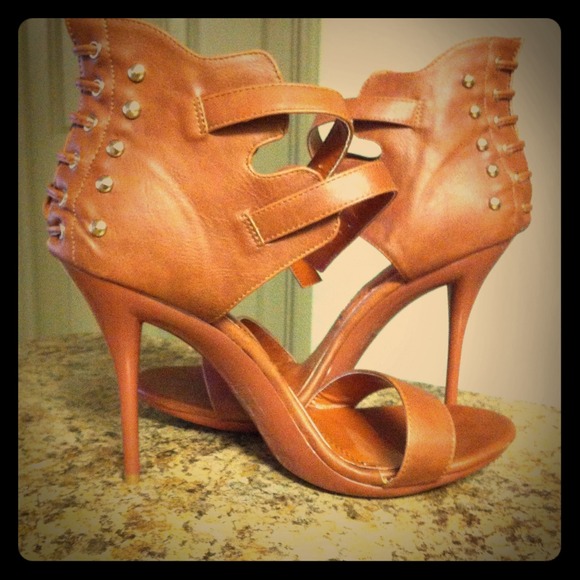 Ankle strap on heels. Crazy sexy and georgeous!