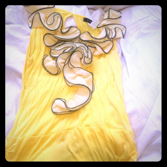 Very cute yellow shirt with front design
