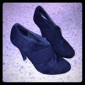 Black velvet/suede high heeled bootie size 7.5