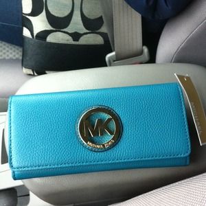 ON HOLD NEW MICHAEL KORS WALLET