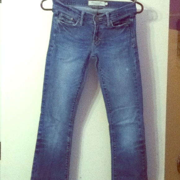 Light wash. Fitted flare. Abercrombie 0R