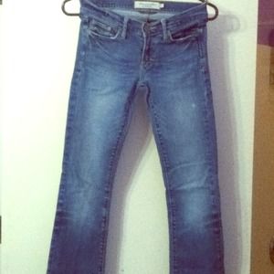 Light wash. Fitted flare. Abercrombie 0R