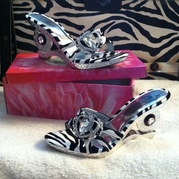 Gorgeous zebra print heels!!