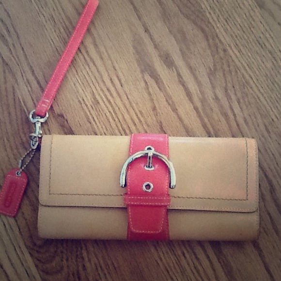 🌹Traded🌹Authentic Coach tan w/pink clutch