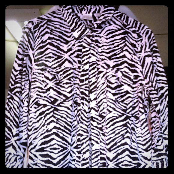 🌞Cute button up zebra top🌞