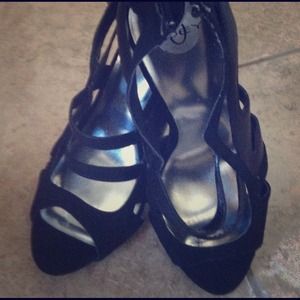 Super cute black strappy leather sbd suade shoes