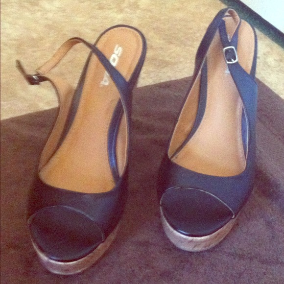 Black wedges
