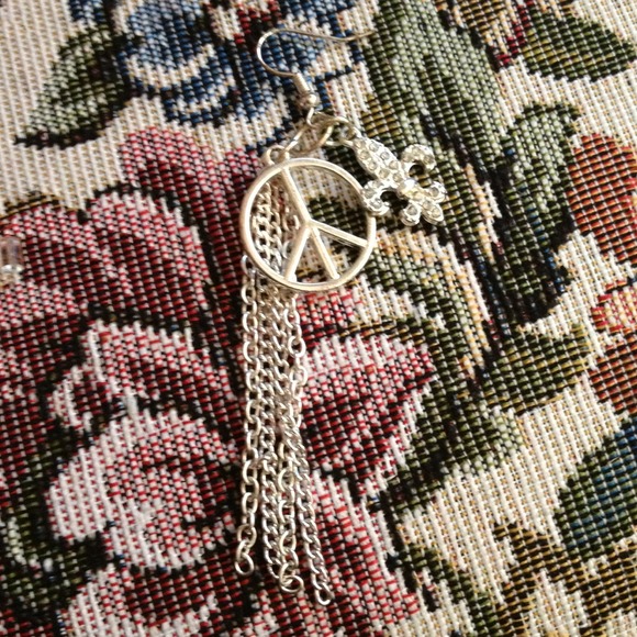 Silver dangling peace symbol earrings - Picture 2 of 3