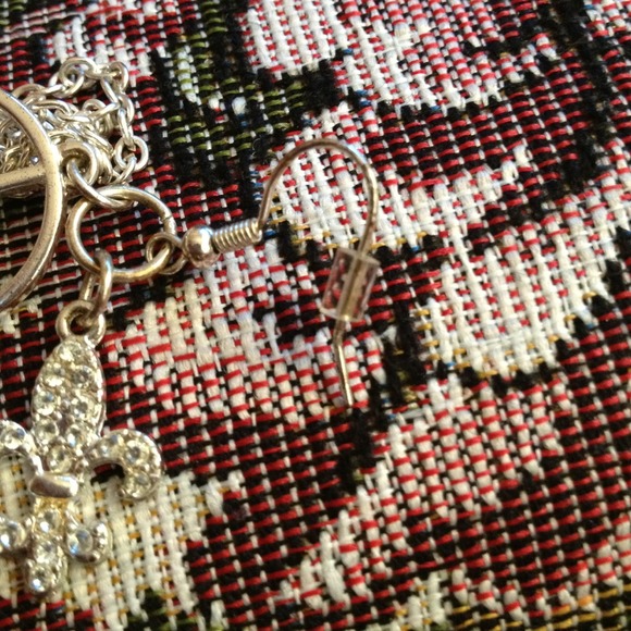 Silver dangling peace symbol earrings - Picture 3 of 3