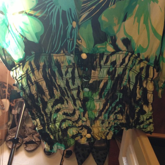 Cache silk button down blouse. - Picture 3 of 3