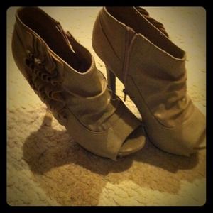 Size 7 body central booties