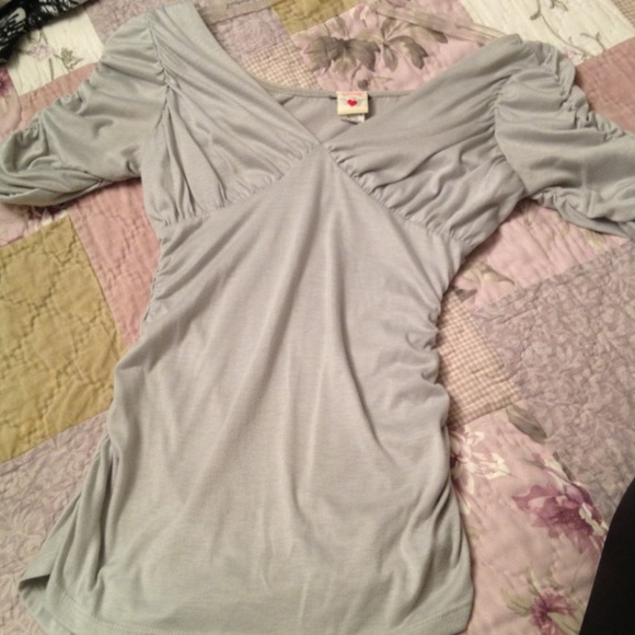 Sold in bundle Grey top with gathered sleeves